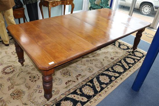 A Victorian mahogany extending dining table with two leaves W.238cm